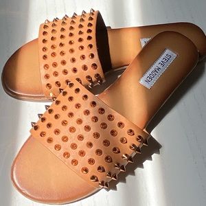 Steve Madden Flat Farryn Sandal- Size 8.5- Cognac/Gold Spike Studs- NEW W/O TAGS